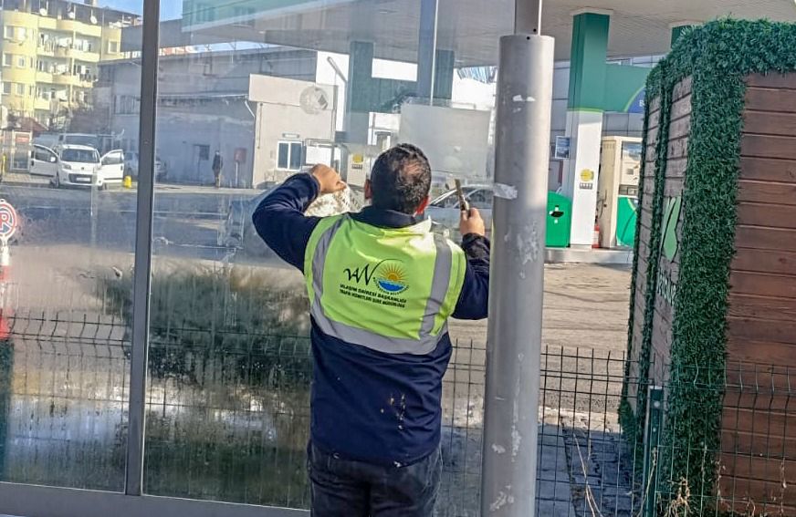 Van’daki duraklar yapıştırılan afişlerden arındırılıyor