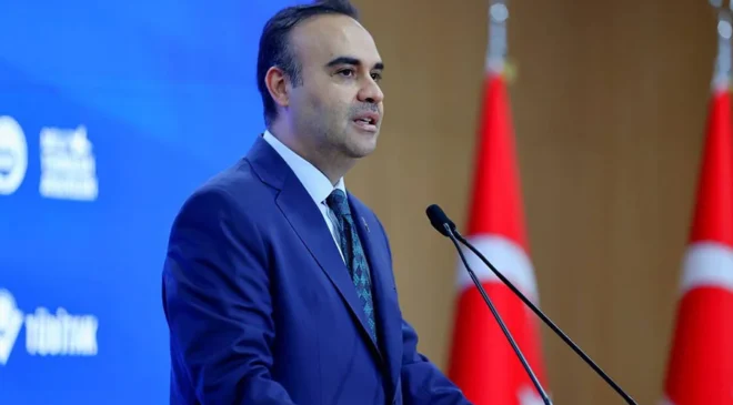 Bakan Kacır: Gençlerimiz madalyalarla dönmeye devam ediyor