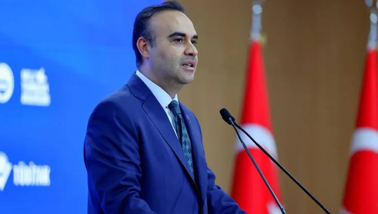 Bakan Kacır: Gençlerimiz madalyalarla dönmeye devam ediyor