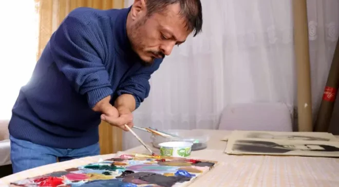 Vanlı sanatçı kollarıyla değil yüreğiyle resim çiziyor