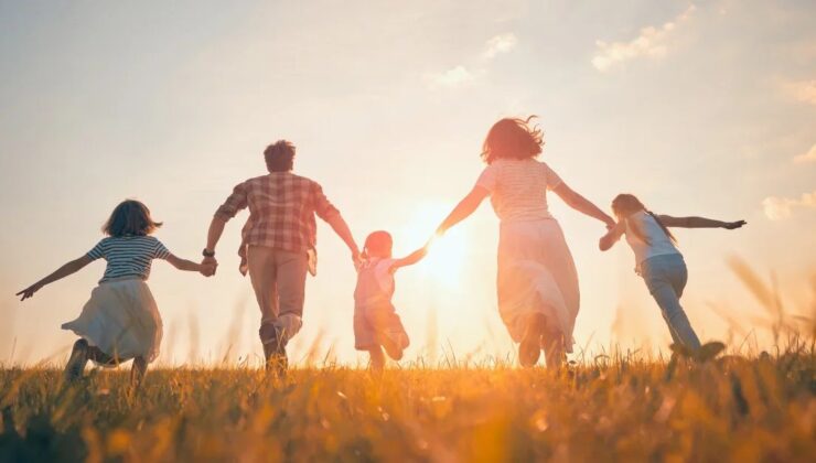 Koruyucu aile hizmetiyle 11 bin 72 çocuğun hayatına dokunuluyor