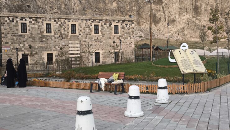 Van Kalesi’nin Gölgesinde Tarih, Yeşillik ve Huzur! Horhor Camisi Turistlerin İlgi Odağı Oldu